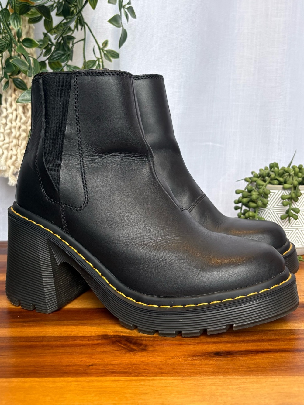 Dr. Martens Spence Leather Flared Heel Chelsea Boots Black EUC - Size 9